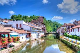 Saint Jean Pied De Port Et Roncevaux Paysage France Paysage Basque Chemin De Compostelle