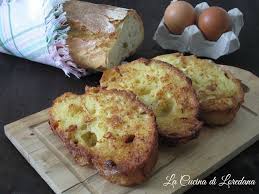Primo piano di fette di pane bianco poroso e fresco fatto in casa. Pane Dorato Una Ricetta Semplice Della Tradizione Ricette Idee Alimentari Ricette Semplici