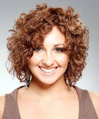 The best hairstyles for thick hair work with the natural volume or take advantage of cutting techniques to take weight out. 20 Peinados Cortos Increibles Para El Pelo Rizado Short Curly Hairstyles For Women Haircuts For Curly Hair Curly Hair Styles