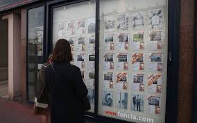 Avec un taux d'intérêt d'emprunt immobilier élevé, et une durée de remboursement relativement longue, vous risquez au pour cela, utilisez un simulateur de crédit immobilier et calculez le coût total de votre emprunt à partir de la somme nécessaire et du taux d'intérêt auquel vous pouvez prétendre ! Immobilier Les Taux D Interet Au Plus Bas En Juin Le Parisien