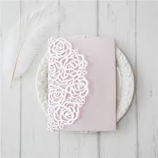 De style très contemporain, ce faire part mariage dentelle bleu séduit pour le travail délicat du papier. Faire Part Mariage Pochette Dentelle Invitation Mariage Dentelle