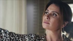 Helô fica paralisada ao ver Stenio