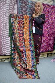 Kini, kain tenun juga biasa digunakan sebagai selendang, sarung, selimut, hingga pakaian dengan beragam model. Motif Selingkuh Di Atas Kain Tenun Lombok Suarantb