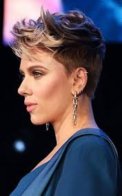 Scarlett johansson dark blonde pixie cut with light blonde highlights. 30 Best Scarlett Johansson Short Hair