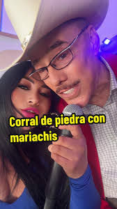 Pedro Rivera: Cantante y su Historia en un Corral de Piedra