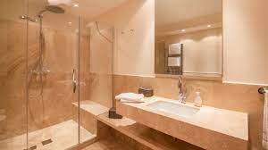 Il piano lavabo in travertino o marmo è una soluzione d'arredo moderna ed elegante: Rivestimenti Per Il Bagno In Marmo Travertino Pietre Di Rapolano