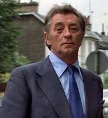 1917. augusztus 6-án született Robert Mitchum (elhunyt: Santa Barbara,  Kalifornia, 1997. július 1.) amerikai színész, zeneszerző, énekes, író.  Minden idők egyik legismertebb amerikai színésze. Az 1950-es és 1960-as  években sokat foglalkoztatott színész