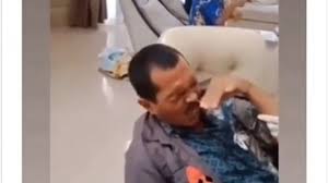Sekiranya anda mendapati bahawa adunan masih lembut di bahagian tengahnya, mungkin kek tidak sempat naik. Ngilu Gegara Ketakutan Pria Ini Cabut Alat Swab Sendiri Suara Bekaci