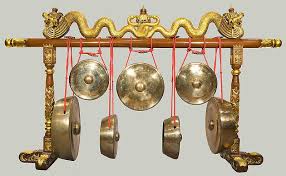 Alat musik yang biasa dimainkan dengan nada pentatonis ini seperti calung, gamelan, gambang kromo, tifa, indiokardo empat dawai dan masih banyak lainnya. Traditional Music Instrument From Indonesia Jellypianist