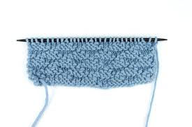 Se hace un anillo con la hebra y se introduce la aguja sosteniendo la hebra. Puntos A Dos Agujas Faciles Blog Paca La Alpaca