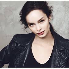 Capelli lunghi con scalature o doppio taglio. Semi Raccolti 3 Pettinature Per La Sera Semplici Ed Eleganti Beauty Trends L Oreal Paris