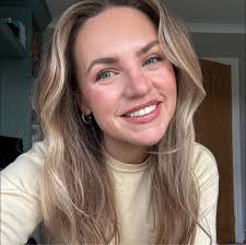 🌱 Flourish English Tuition English can feel overwhelming — especially for  students who are anxious, neurodivergent, or have lost confidence. Flourish  offers calm, structured English tuition for KS3 and GCSE students, with