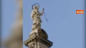 Molti hanno gridato al miracolo ma in realtà si trattava di un tirante sganciato. Il Rosario Della Madonna Di Pompei Oscilla I Fedeli Gridano Al Miracolo Corriere Tv