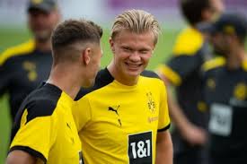 Erling haaland, 20, z kraju norwegia borussia dortmund, od 2019 środkowy napastnik.portale społecznościowe: Erling Haaland Proves He Is A Man Of Many Talents Onefootball