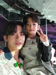 Pin De Umit Kurt Em Bts V Taehyung Em 2020 Meninos Bts Cantores Celebridades Coreanas