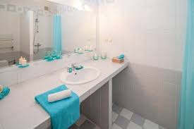 Tinggal disesuaikan dengan luas kamar mandi di rumah minimalis bunda. Inspirasi Desain Kamar Mandi Dengan Shower Di Lahan Sempit Kumparan Com