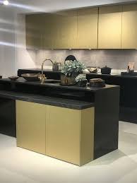 Ein Traumkuche In Gold Und Schwarz Kitchen Kuche Kuchenideen Kucheninsel Kitchenisland Interiordesign Kitcheni Kuchen Design Luxuskuchen Kuche Nach Mass