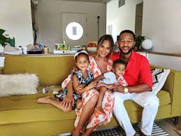 Photos of her style chrissy teigen has posted a long, public apology after past tweets calling courtney stodden. John Legend Und Chrissy Teigen Werden Wieder Eltern Radio Fm1