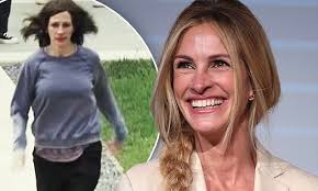 She is the recipient of numerous accolades, including three golden globe awards and an academy award from four nominations, winning the academy award for best actress for her performance in erin brockovich. Julia Roberts 50 Says She Lost A Whole Pant Size While Shooting The Amazon Series Homecoming Daily Mail Online