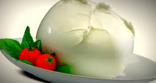 Elemento fondamentale per preparare la mozzarella in casa è il latte pastorizzato. Avete Mai Fatto La Mozzarella In Casa Ecco Come Fare Video