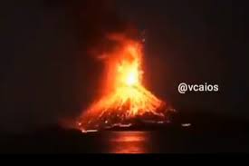 Setiap letusan di krakatau menyebabkan tsunami besar. Hoaks Video Diklaim Letusan Gunung Anak Krakatau 10 April 2020 Halaman All Kompas Com