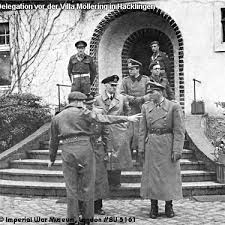 Wir, die hier unterzeichneten, die wir im auftrage der oberkommandos der deutschen wehrmacht handeln, übergeben hiermit bedingungslos dem obersten befehlshaber der alliierten expeditionsstreitkräfte und gleichzeitig dem oberkommando der roten armee alle. 4 Mai 1945 Kapitulation Auf Dem Timeloberg Bei Luneburg