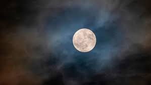 Relatively bright highlands and darker plains. Blue Moon Warum Der Mond Im Oktober So Besonders Ist Bayern 1 Radio Br De