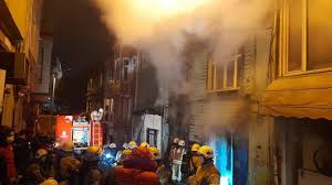 İstanbul bayrampaşa'da plastik atölyesinde büyük çaplı yangın çıktı. Istanbul Da Yangin Iki Katli Ahsap Bina Kul Oldu Son Dakika Haberleri