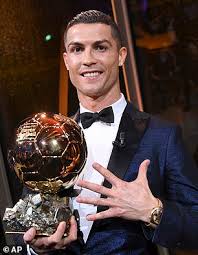 Volgens france football gaat het in deze verkiezing niet om het aantal prijzen dat een speler heeft organisator france football besloot in juli om de verkiezing van de voetballer van het jaar voor het eerst niet door te laten gaan, omdat het. France Football Announces Its Ballon D Or Dream Team Aktuelle Boulevard Nachrichten Und Fotogalerien Zu Stars Sternchen
