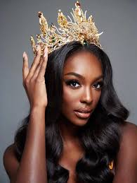 🔥 Colombia salió… y el mundo se quedó sin aire. Ese cuerpo es dinamita:  firme, definido, peligroso. Vanesa brilló como una diosa de oro que no  desfila… devora el escenario. Su presencia