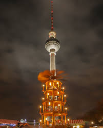 Vom großen, romantischen weihnachtsmarkt am gendarmenmarkt über die vielen kleinen, bezirklichen weihnachtsmärkte mit langer tradition sind die weihnachtlichen märkte und basare in berlin. Datei Berlin Weihnachtsmarkt Am Roten Rathaus Pyramide Mit Fernsehturm Jpg Wikipedia