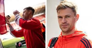 Noch vor dem Anpfiff in Freiburg: Joshua Kimmich nimmt sich Zeit für Autogramme und Fotos mit Bayern-Fans