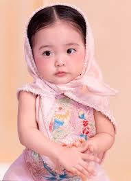 Vẻ đẹp như búp bê của con gái út nhà Khánh Thi