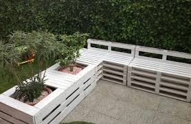 Die unterste palette wird umgekehrt an den standort des hauses gelegt, die nächste kommt richtig. 77 Ideen Fur Gartenmobel Aus Paletten Freshouse