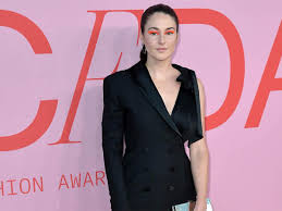 Fan inconditionnelle de shailene woodley , je i admit i was surprised by how fast the engagement was. Shailene Woodley S Engagement Ring Worth 90 000 People Tulsaworld Com