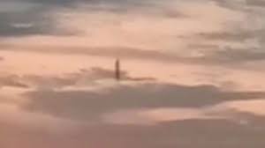 Kali ini novel karya mia kiff bertajuk 'pengantinku jatuh dari langit' yang diangkat ke layar televisyen. Kata Bmkg Soal Benda Misterius Meluncur Dari Langit Di Situbondo
