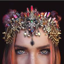 Coroas De Sereia E Outras Pecas Fantasticas Da Chelsea S Crowns And Creations Dalila Em Furia Mermaid Crown Seashell Crown Hair Jewelry