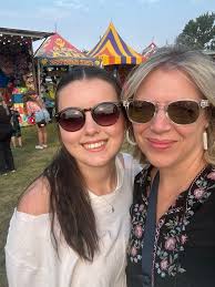 I ended up with 4 cakes over the weekend! 😂 Everyone knows I love cake! 🎂  Thank you Dianne Langdon for this delicious treat! 💗