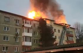 Pompierii timişeni intervin pentru stingerea unui incendiu izbucnit pe calea torontalului din timişoara. Timisoara Puternic Incendiu La Mansarda Unui News Ro