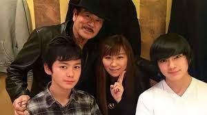 海外ではsue shiomi の名で知られ 、日本で初めて女優自らスタント・擬斗を演じ 、1970年代から1980年代にかけて活躍した。 ジャパンアクションクラブ (jac) が初めて輩出した女優でもある 。 Nmgadpck2n0fsm