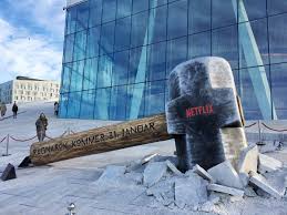 Дэвид стакстон, йонас странд гравли, герман тёммерос и др. Kai Heddergott On Twitter Hammer Promo Sic Von Netflix Zum Start Der Serie Ragnarok Vor Der Oper In Oslo Auf Der Ruckseite Das Ganze In Runenschrift Https T Co D2gpvfb5wr