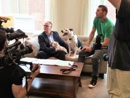 Turfmutt Signs On The Pawprint Line For Second Season With Cbs Tv Show Lucky Dog Lucky Dog Cbs Tv Shows Lucky