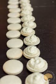 Macarons Blancs Garnis D Une Ganache Montee A La Noix De Coco Sans Gluten Macaron Coco Macarons Noix De Coco Macaron