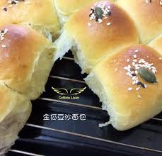 已经是第2 次用这食谱做面包了 虽然没有任何的液种 可是面包到了第3 天也是软软的 因为是要做给老人家吃的 所以就用了这个食谱 南瓜加优格健康又好吃 愿她 他们身体健康 开开心心 最近喜欢在面包表面涂牛奶 面包烤出来的