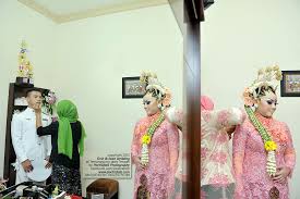 Tidak cuma kaum anak kecil saja. Foto Wedding Prosesi Upacara Pedang Pora Perwira Pelaut Pelayaran Ovie Iwan Di Temanggung Fotografer Pernikahan Prewedding Wedding Photographer Jogja Yogyakarta Indonesia