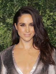 Whether she's rocking her signature messy bun or a sleek blowout, the brunette beauty seems to never have a bad hair day—and we finally know. Will Meghan Markle Rock Her Natural Curly Hair On Her Wedding Day Essence