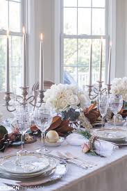 Holiday Table Settings White Roses And Magnolia Leaves Holiday Table Settings Christmas Table Settings Table Settings