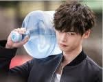 ستتحدث دراما kill me, heal me عن رجل لديه 7 شخصيات مختلفة ومتميزة وقصة حبه مع الطبيبة النفسية التي تعالج مرضه. ØªÙ‚Ø±ÙŠØ± Ø§Ù„Ø¯Ø±Ø§Ù…Ø§ Kill Me Heal Me