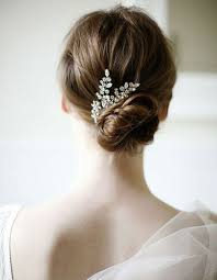 Donnut, bas, banane le chignon est certainement la coiffure la plus indémodable et la plus élégante. Chignon De Mariage Facile A Faire Je Veux Un Joli Chignon De Mariee Elle