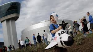 Jeff bezos and three others are set to launch to the edge of space on tuesday. Khsuzrpf Pzdom